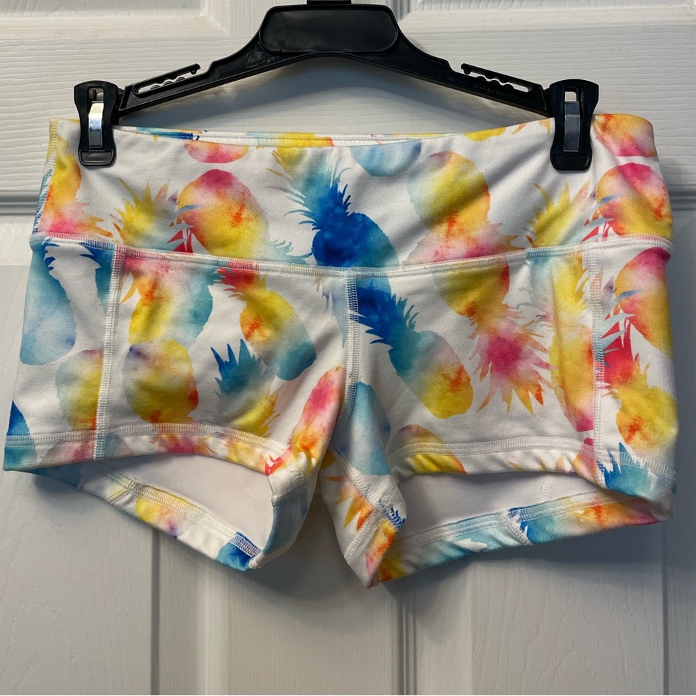 Small LRC Fleo pineapple shorts